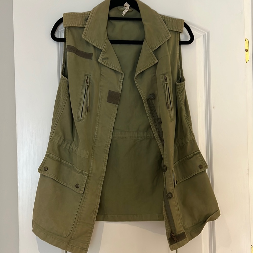 Army green vest PERFECT CONDITION